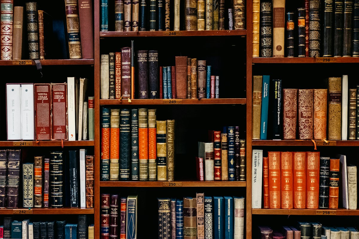 Buku dan catatan terbuka di meja belajar